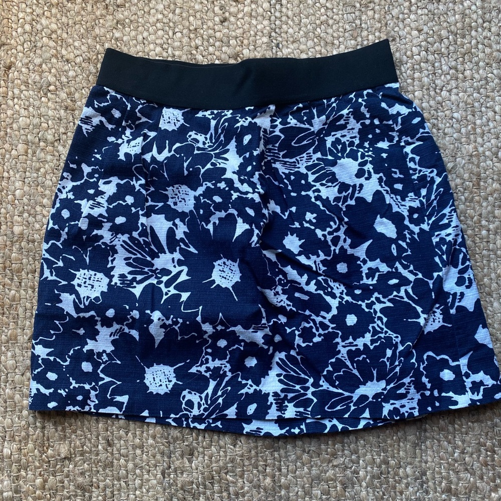 Forever 21 Flower Skirt with Zipper & Elastic Waist Band (Size: 2)